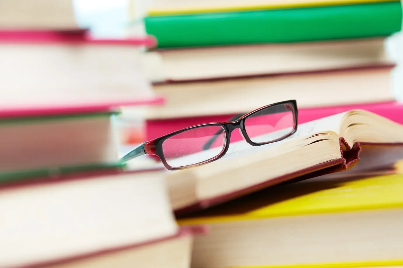 Brille auf einem offenen Buch